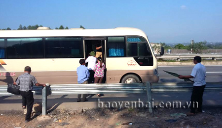 Trên tuyến đường cao tốc Nội Bài - Lào Cai đã xuất hiện hàng chục điểm xe khách dừng đón, trả khách.